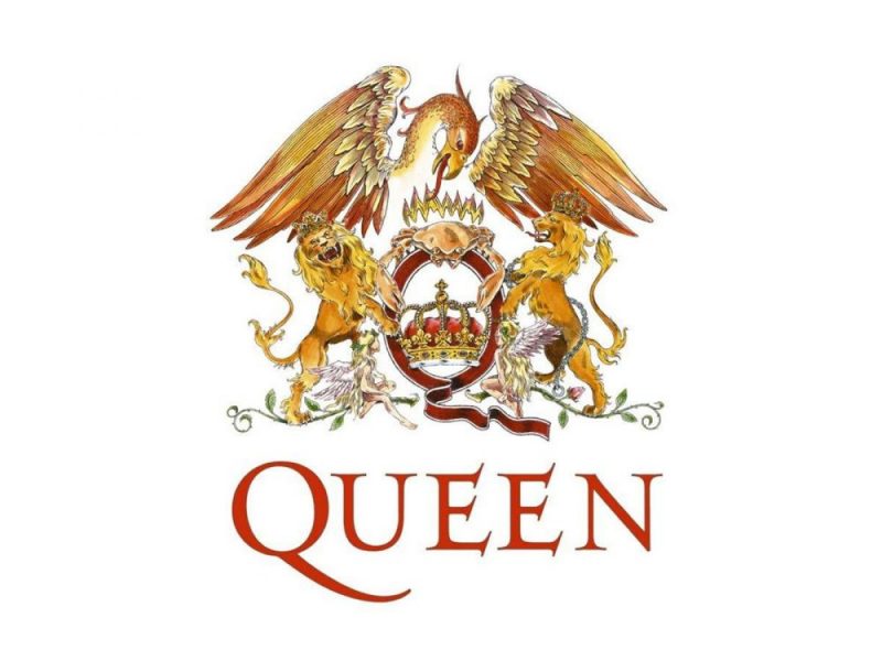 O logotipo do Queen possui tons de vermelho, dourado e laranja. No meio da arte há uma fita vermelha e dourada que se curva para formar um Q. Dentro dela, Q há uma coroa tradicional em ouro e vermelho. Um caranguejo laranja rodeado por chamas se posiciona no topo do Q e dois leões coroados estão em cada lado do Q. O leão direito está olhando para o lado, enquanto o leão do lado esquerdo está virando para olhar os "espectadores". Na parte inferior do Q, duas fadas loiras com asas apoiam-se em vinhas. Ao longo do topo do Q, vemos uma fênix ao longo de todo o logotipo. Abaixo da arte, está a palavra “Queen”. O nome da banda está em uma cor vermelho-laranja e está escrito em letras maiúsculas com serifas alongadas